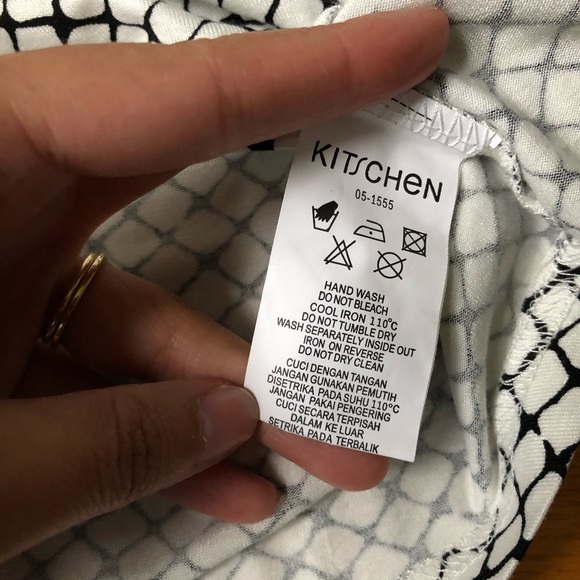 Kitschen Cold Shoulder Geometric Print Crop Top - Picture 6 of 6